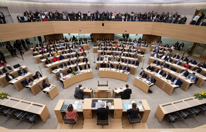 Bei der Garderobe unter den Abgeordneten im Landtag von Baden-Württemberg nach der Anzug, teils mit Krawatte. Hier bei der konstituierenden Sitzung am 12. Mai.<span class='image-autor'>Foto: Marijan Murat/dpa</span>