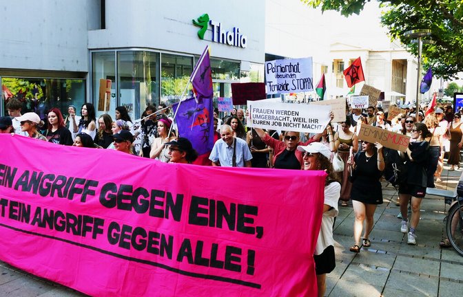 Nach dem versuchten Femizid im Milaneo sind am Sonntag mehrere hundert Menschen auf die Straße gegangen, um gegen Frauengewalt zu protestieren.<span class='image-autor'>Foto: Torsten Schöll</span>