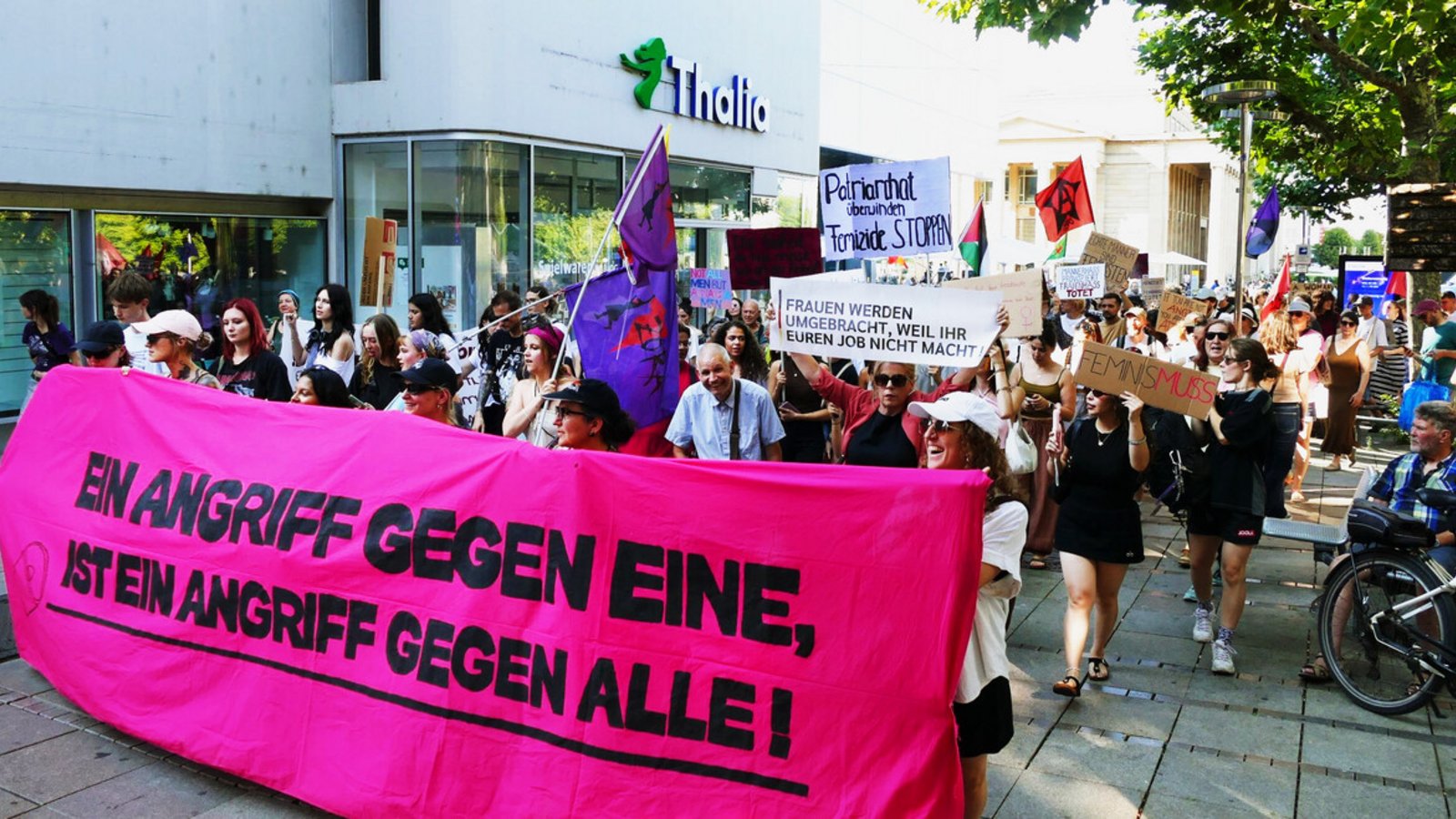 Nach dem versuchten Femizid im Milaneo sind am Sonntag mehrere hundert Menschen auf die Straße gegangen, um gegen Frauengewalt zu protestieren.Foto: Torsten Schöll