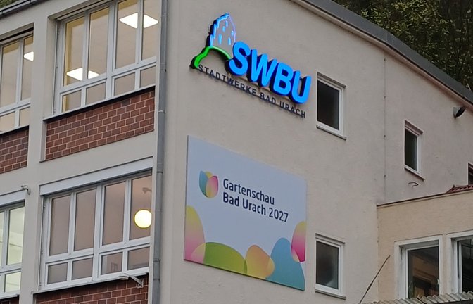 Blick über den Tellerrand auf die Schwäbische Alb: In Bad Urach wirft die Gartenschau 2027 schon mächtig Schatten, sichtbar am Gebäude der Stadtwerke und in Form von größeren Erdbewegungen bei der Infrastruktur. 2029 ist dann Vaihingen dran. <span class='image-autor'>Foto: Rücker</span>