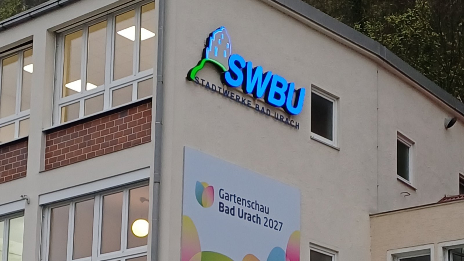 Blick über den Tellerrand auf die Schwäbische Alb: In Bad Urach wirft die Gartenschau 2027 schon mächtig Schatten, sichtbar am Gebäude der Stadtwerke und in Form von größeren Erdbewegungen bei der Infrastruktur. 2029 ist dann Vaihingen dran. Foto: Rücker