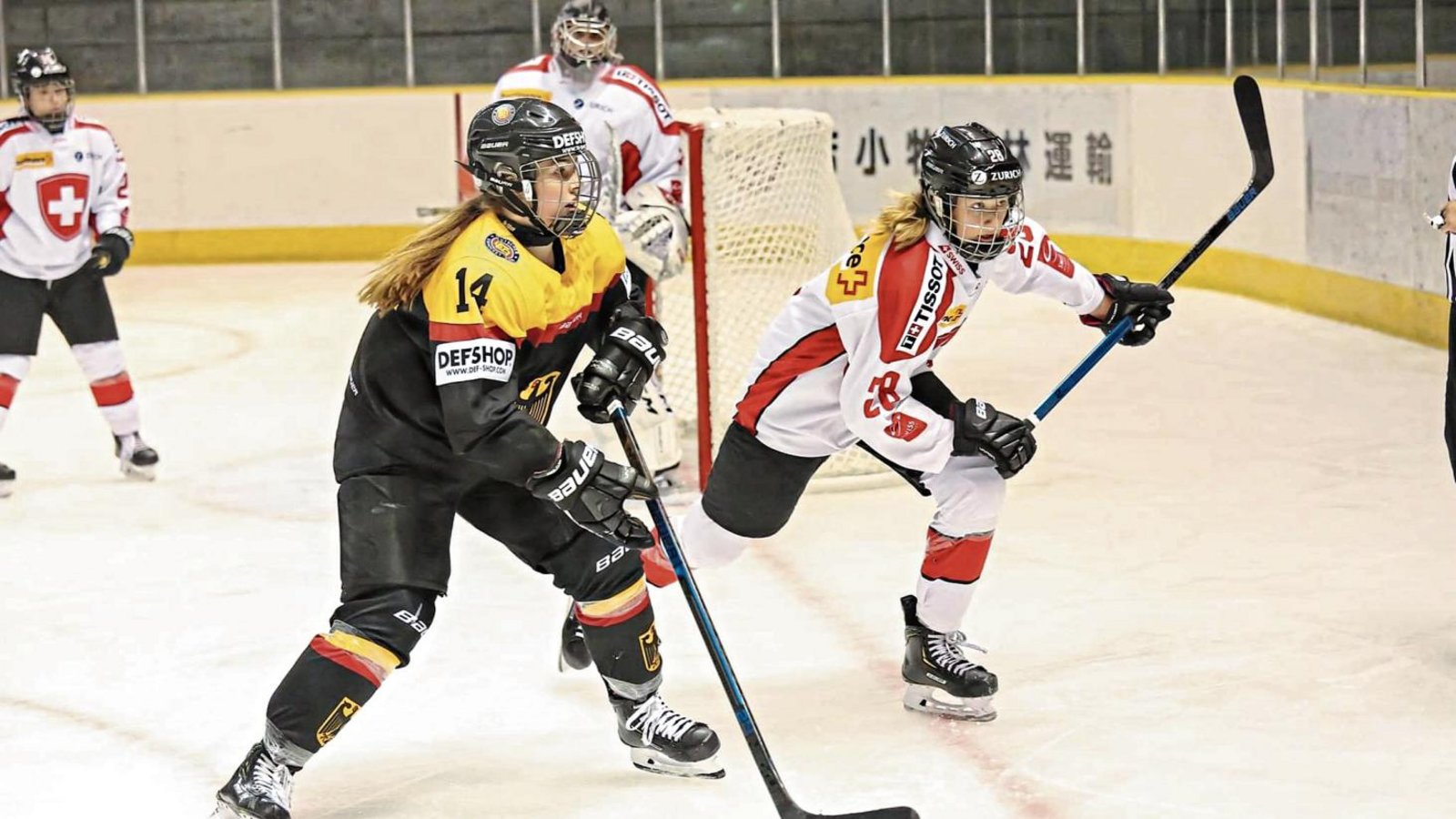 Jennifer Miller (vorne) jagt im Trikot des deutschen Nationalteams dem Puck hinterher: Eishockey ist die große Leidenschaft der 17-Jährigen. Foto: StN Jennifer Miller (vorne) jagt im Trikot des deutschen Nationalteams dem Puck hinterher: Eishockey ist die große Leidenschaft der 17-Jährigen. Foto: StN