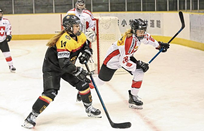 Jennifer Miller (vorne) jagt im Trikot des deutschen Nationalteams dem Puck hinterher: Eishockey ist die große Leidenschaft der 17-Jährigen.  Foto: StN