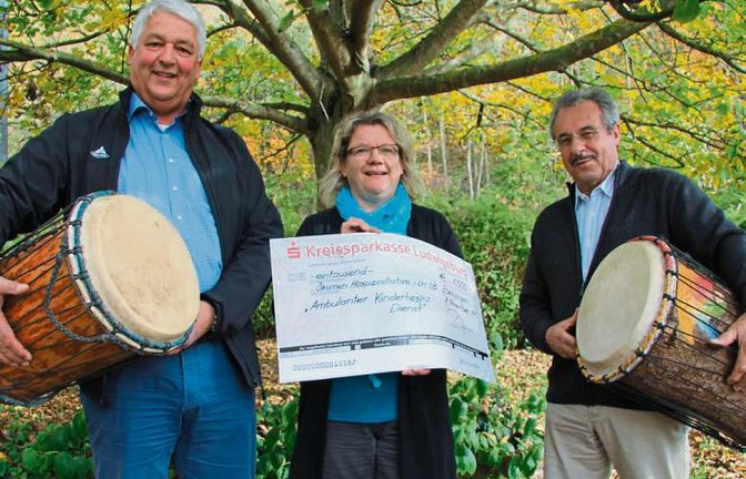 Bürgermeister Peter Schäfer (links) und Jäger Norbert Lehmann überreichten den Spendenscheck an Simone Bürkle, Koordinatorin des Ambulanten Kinder- und Jugendhopizdiensts im Landkreis Ludwigsburg.  Foto: Thaler