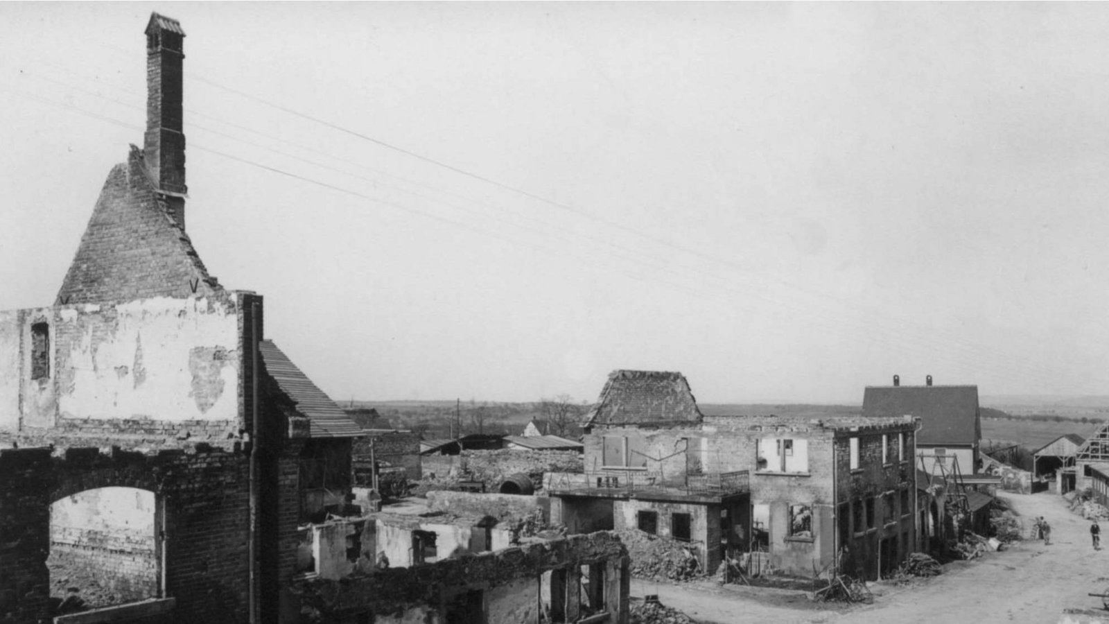Die völlig zerstörte Dorfmitte.  Fotos: Sammlung Erwin Gayer