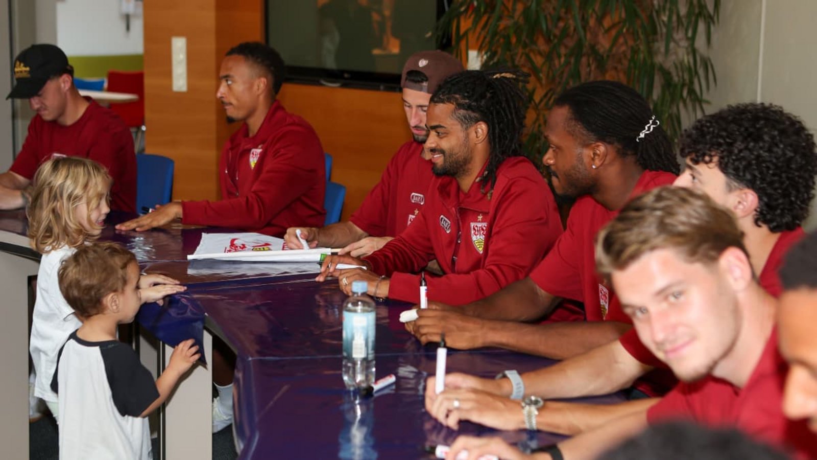 Die VfB-Profis schreiben Autogramme in der Nachsorgeklinik in Tannheim.Pressefoto Baumann