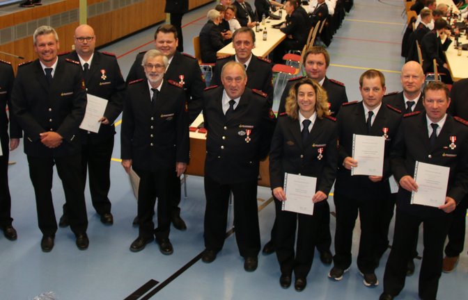 Ehrungen bei der Hauptversammlung der Eberdinger Feuerwehr in Hochdorf; links Kommandant Frank Sattler, rechts Bürgermeister Peter Schäfer. <span class='image-autor'>Foto: Bögel</span>
