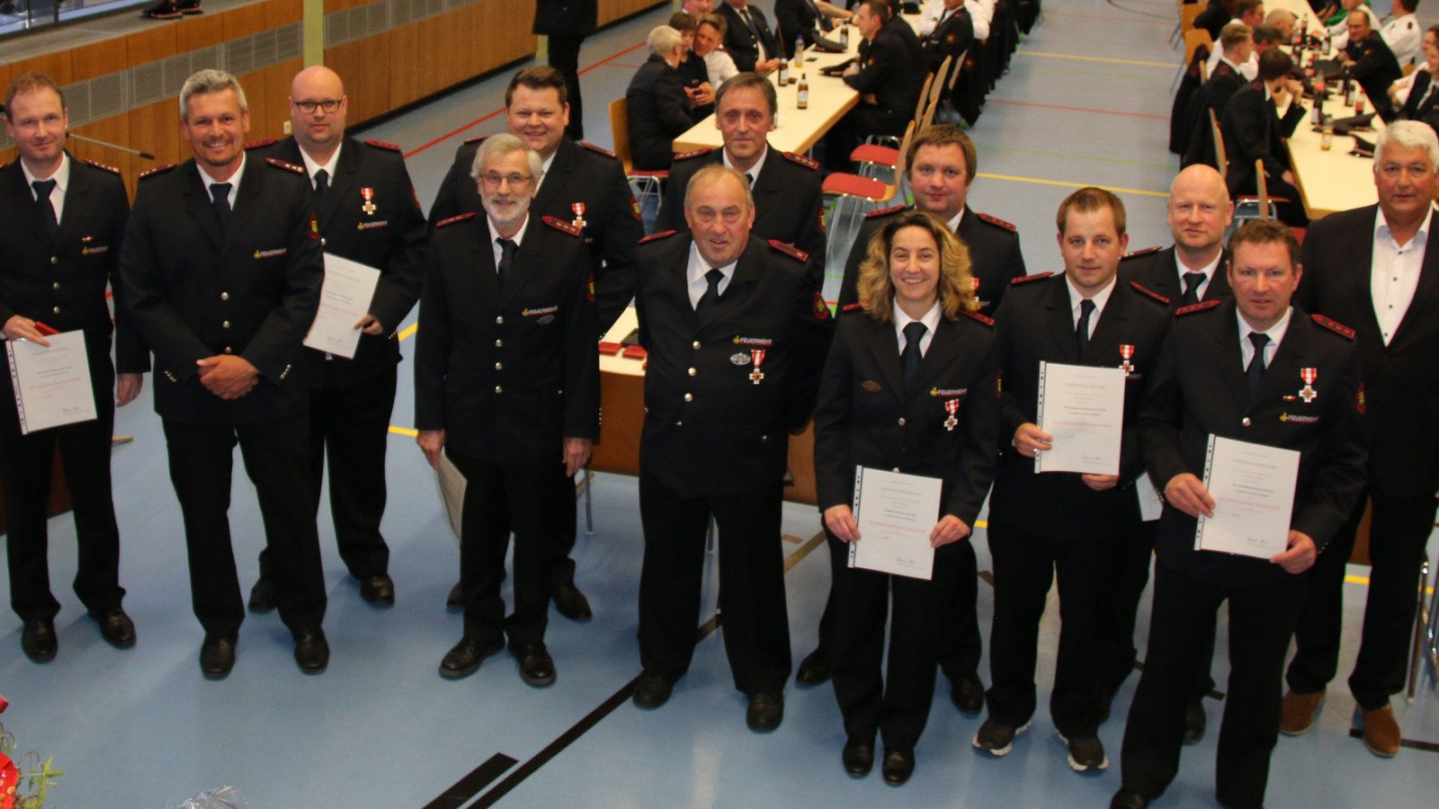 Ehrungen bei der Hauptversammlung der Eberdinger Feuerwehr in Hochdorf; links Kommandant Frank Sattler, rechts Bürgermeister Peter Schäfer. Foto: Bögel