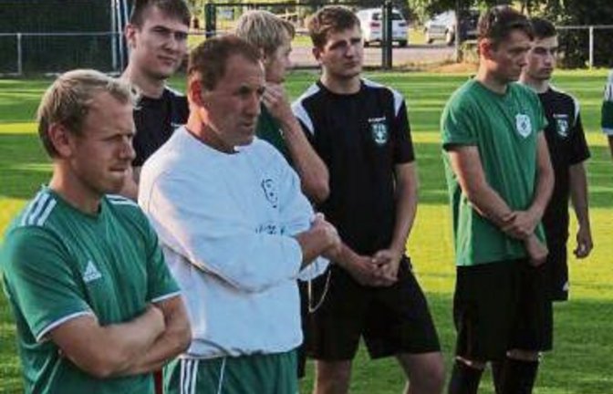 Xhavit Halilaj (weißes Sweatshirt), der Übungsleiter der zweiten Mannschaft des VfR, vertrat gestern Cheftrainer Siegfried Blum auf dem Platz.  Foto: Nachreiner