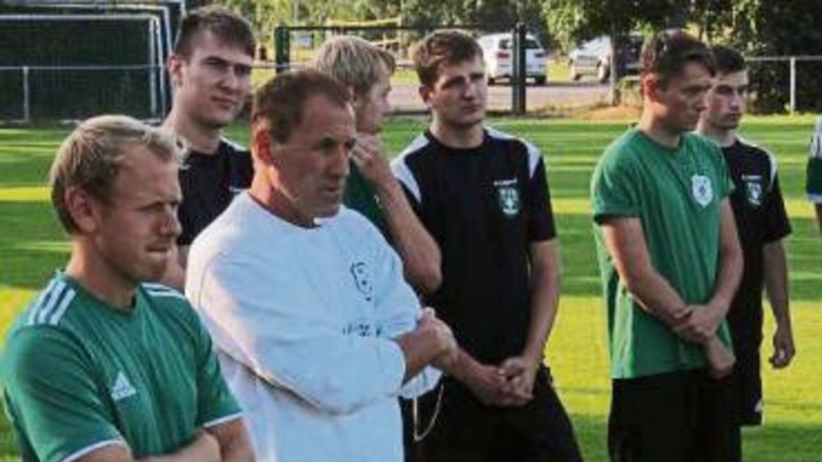 Xhavit Halilaj (weißes Sweatshirt), der Übungsleiter der zweiten Mannschaft des VfR, vertrat gestern Cheftrainer Siegfried Blum auf dem Platz. Foto: Nachreiner Xhavit Halilaj (weißes Sweatshirt), der Übungsleiter der zweiten Mannschaft des VfR, vertrat gestern Cheftrainer Siegfried Blum auf dem Platz. Foto: Nachreiner