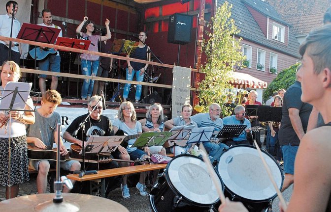 Geflasht: der Musik-Flashmob begeistert bei seiner Premiere die Teilnehmer. Fotos: Stahlfeld