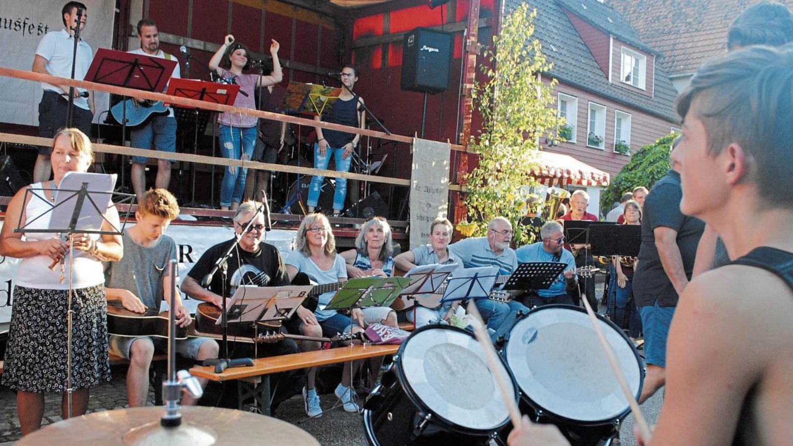 Geflasht: der Musik-Flashmob begeistert bei seiner Premiere die Teilnehmer. Fotos: Stahlfeld Geflasht: der Musik-Flashmob begeistert bei seiner Premiere die Teilnehmer. Fotos: Stahlfeld