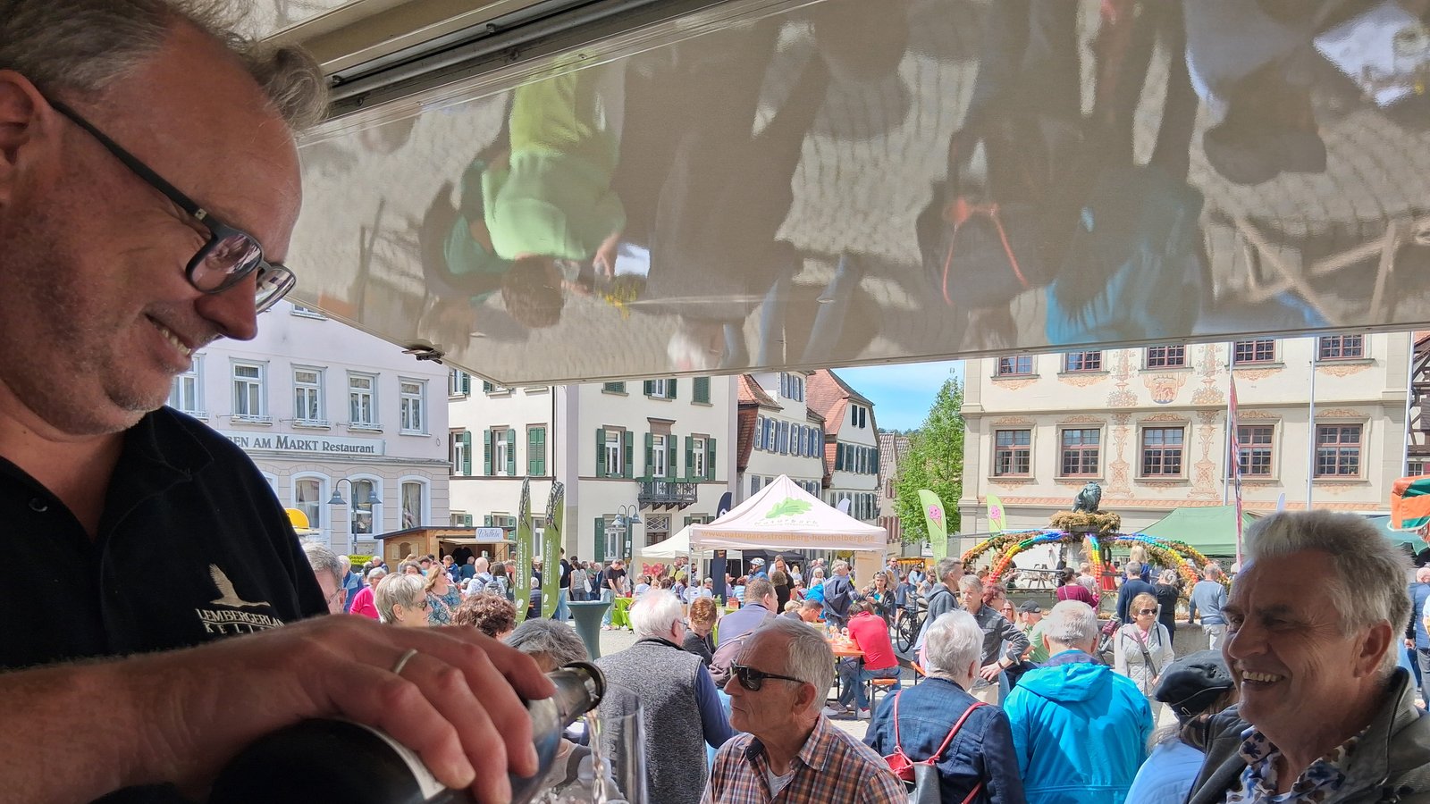 Auch Wein ist ein regionales Produkt – und so wurde auch er beim Naturparkmarkt in Vaihingen ausgeschenkt. Archivfoto: Kauer/VKZ