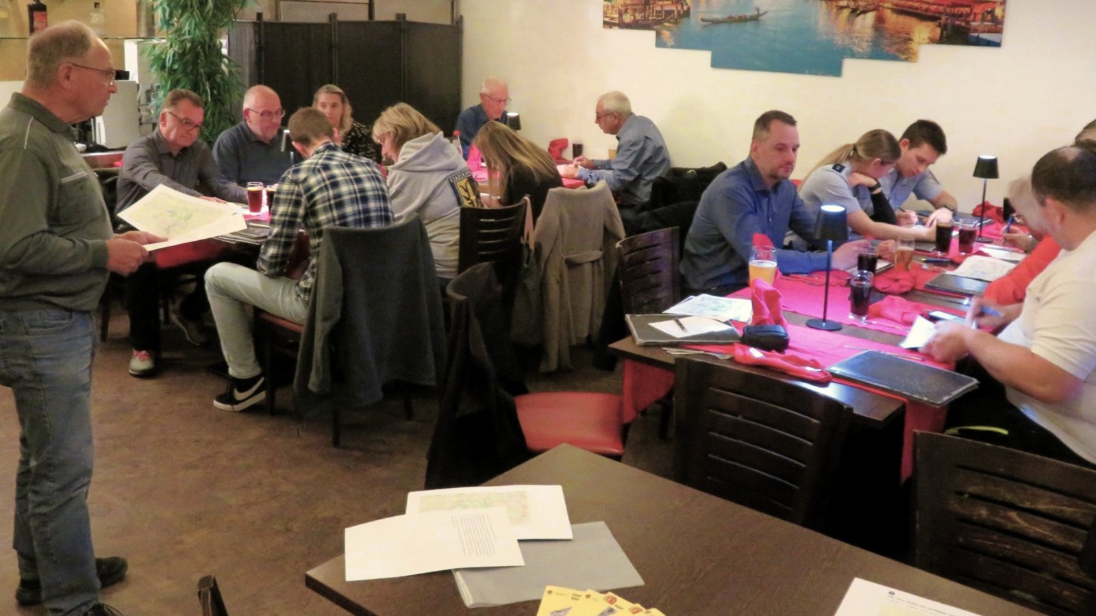 Wo wird entlang geradelt? Jürgen Rebstock vom Radsportverein Vaihingen stellt (Mit-)Veranstaltern und beteiligten Organisationen diverse Routen für die S-VKZ-Tour vor. Foto: Arning Wo wird entlang geradelt? Jürgen Rebstock vom Radsportverein Vaihingen stellt (Mit-)Veranstaltern und beteiligten Organisationen diverse Routen für die S-VKZ-Tour vor. Foto: Arning