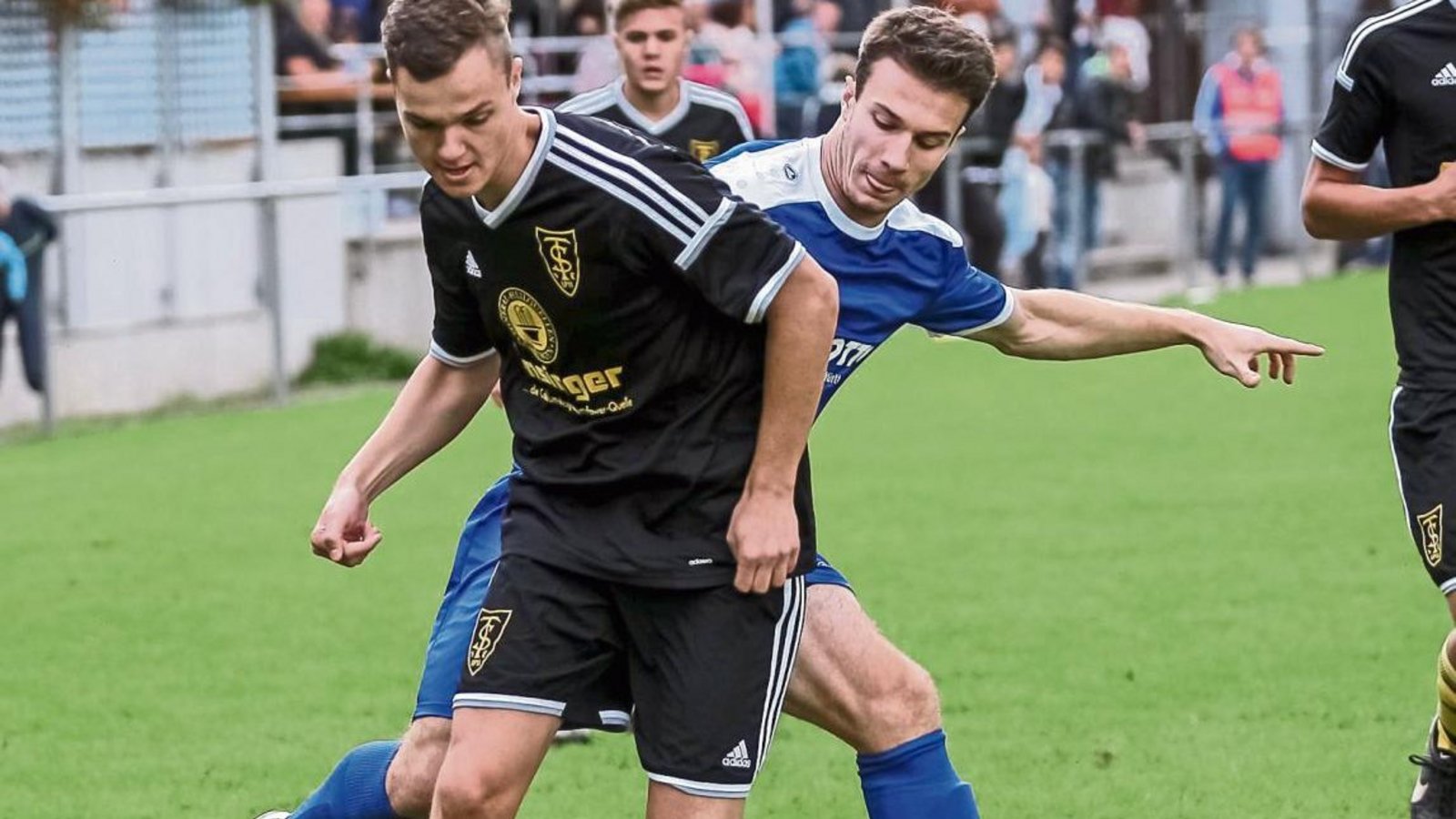 Ensingens Julian Frey (vorne) behauptet den Ball gegen Vaihingens Ron Räpple. Am Ende siegten aber die Kernstädter mit 3:0. Foto: Simecek Ensingens Julian Frey (vorne) behauptet den Ball gegen Vaihingens Ron Räpple. Am Ende siegten aber die Kernstädter mit 3:0. Foto: Simecek