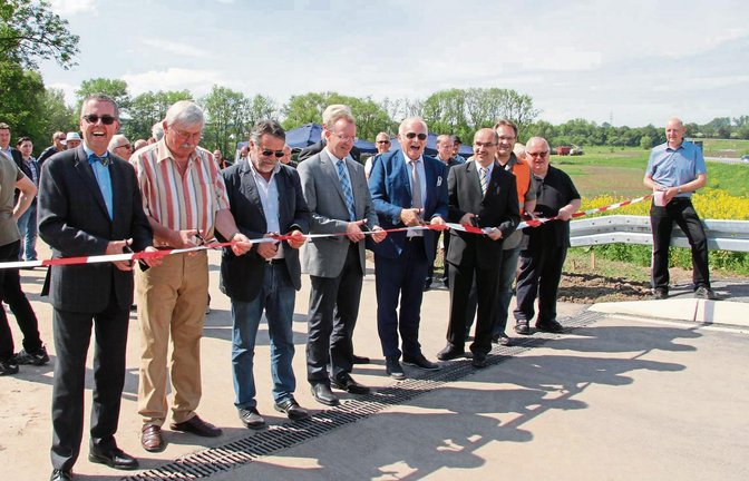 Bei der offiziellen Eröffnung der Westtangente strahlten die Kommunal-, Kreis- und Landespolitiker mit der Sonne um die Wette.  Foto: Banholzer