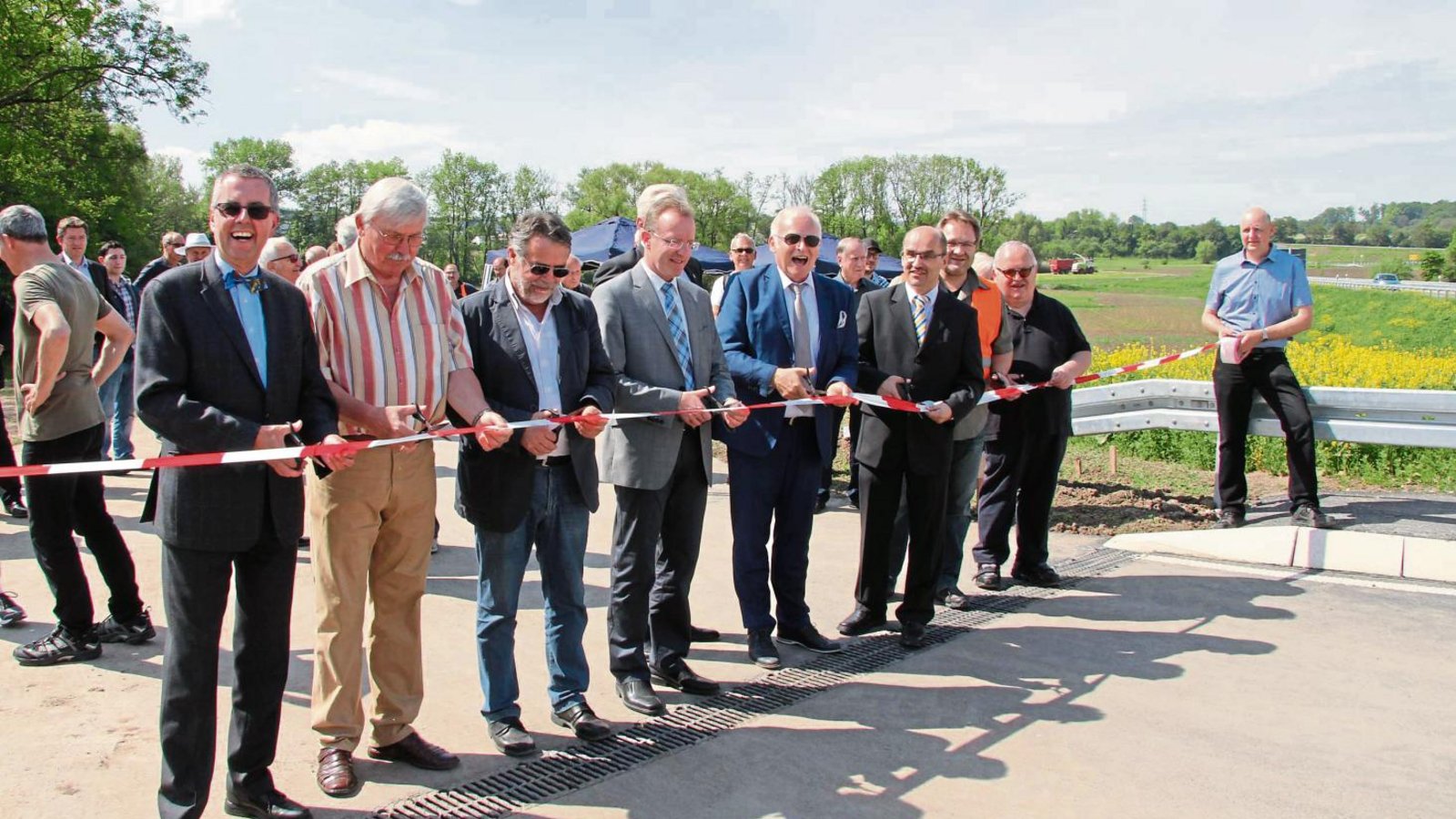 Bei der offiziellen Eröffnung der Westtangente strahlten die Kommunal-, Kreis- und Landespolitiker mit der Sonne um die Wette. Foto: Banholzer Bei der offiziellen Eröffnung der Westtangente strahlten die Kommunal-, Kreis- und Landespolitiker mit der Sonne um die Wette. Foto: Banholzer