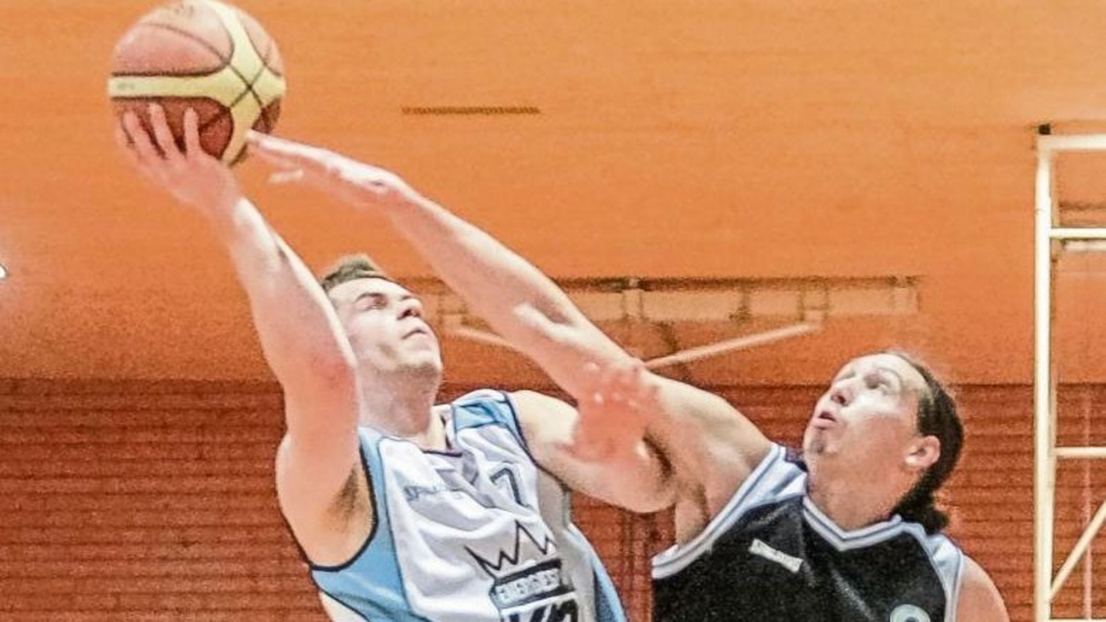 Lucas Schneider (links) und die BSG Vaihingen/Sachsenheim hatten gegen Hendrik Vosgerau und Landesliga-Spitzenreiter TuS Stuttgart einen schweren Stand. Foto: Simecek
