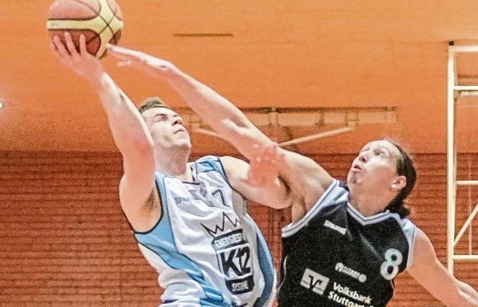 Lucas Schneider (links) und die BSG Vaihingen/Sachsenheim hatten gegen Hendrik Vosgerau und Landesliga-Spitzenreiter TuS Stuttgart einen schweren Stand. Foto: Simecek