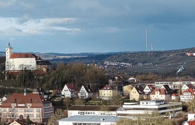 In der Ferne, rechts hinter Vaihingens Schloss Kaltenstein, leuchtet der Mühlacker Sender.  Foto: Rücker