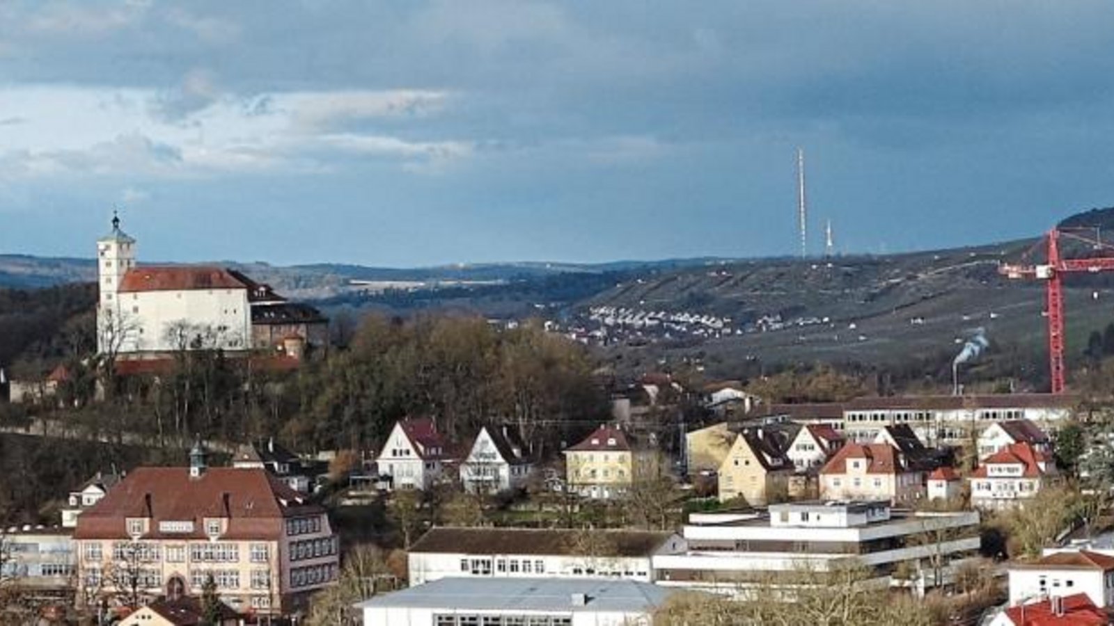 In der Ferne, rechts hinter Vaihingens Schloss Kaltenstein, leuchtet der Mühlacker Sender. Foto: Rücker In der Ferne, rechts hinter Vaihingens Schloss Kaltenstein, leuchtet der Mühlacker Sender. Foto: Rücker
