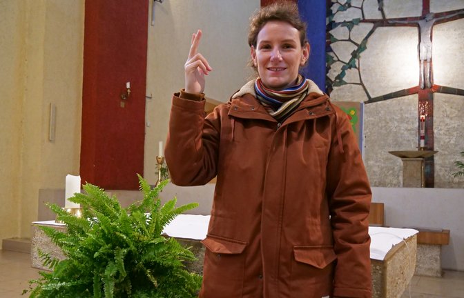 Gebärdensprache Dolmetscherin Karin Hasenhütl Gottesdienst katholische Herz-Jesu-Kirche Pforzheim taub stumm Glaube Religion Foto: Friedrich