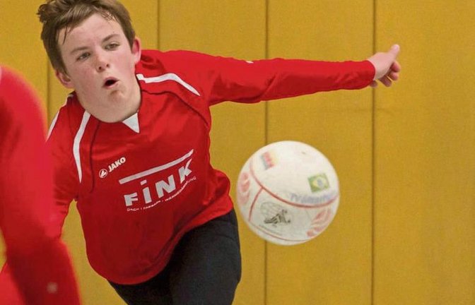 Nils Hantke ist nicht nur im Hallenfaustball gut (Bild), sondern wurde jetzt auch beim Kaderlehrgang im Feldfaustball in die Startaufstellung der U 15 gewählt. Foto: Archiv