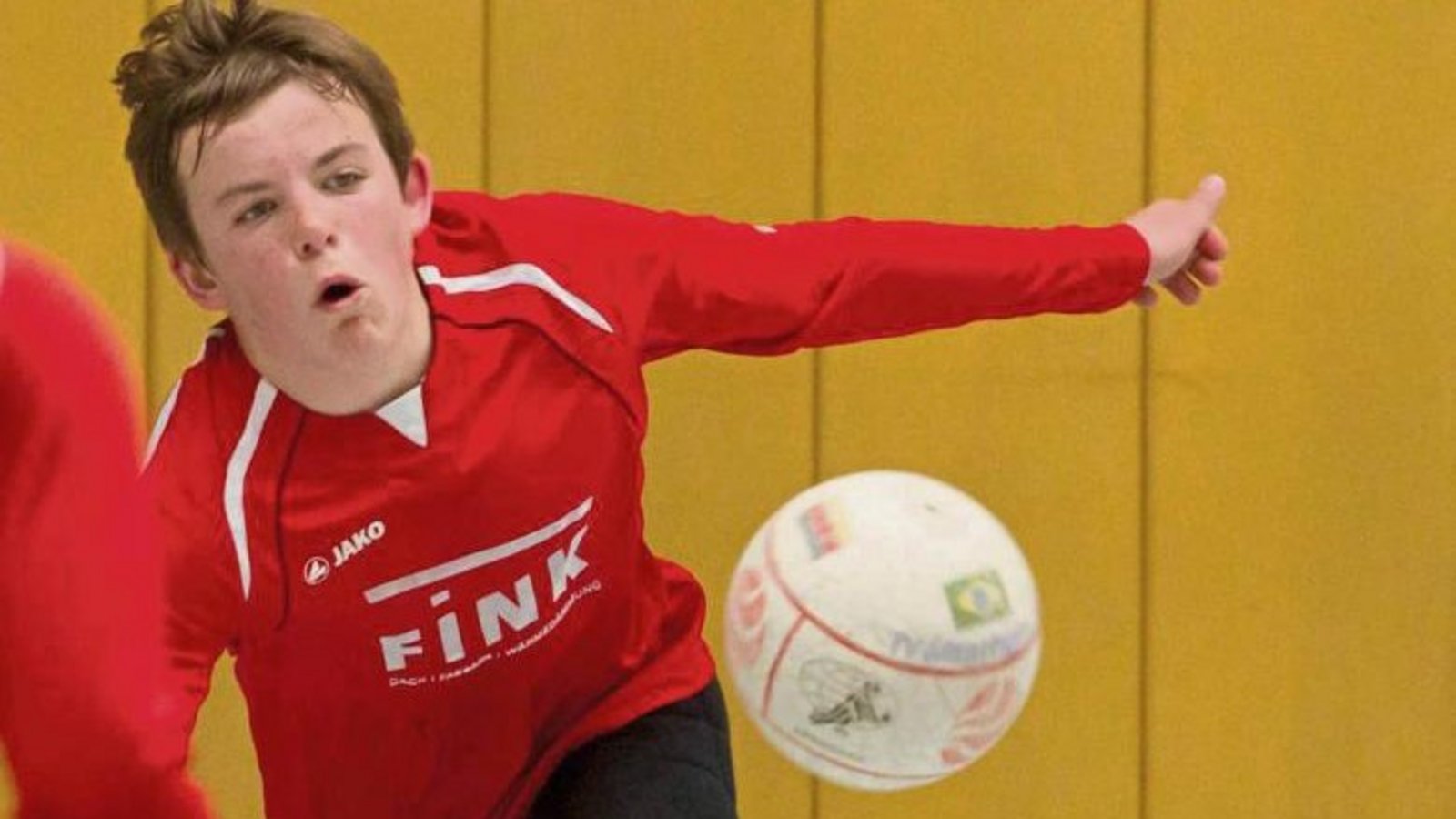 Nils Hantke ist nicht nur im Hallenfaustball gut (Bild), sondern wurde jetzt auch beim Kaderlehrgang im Feldfaustball in die Startaufstellung der U 15 gewählt. Foto: Archiv Nils Hantke ist nicht nur im Hallenfaustball gut (Bild), sondern wurde jetzt auch beim Kaderlehrgang im Feldfaustball in die Startaufstellung der U 15 gewählt. Foto: Archiv