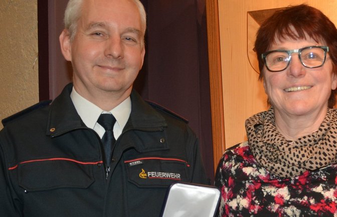 Kommandant Martin Beller und Heide Gräther, die erste Feuerwehrfrau im Enzkreis. Gräther erhielt die Ehrenmedaille der Gemeinde. <span class='image-autor'>Fotos: Stahlfeld</span>