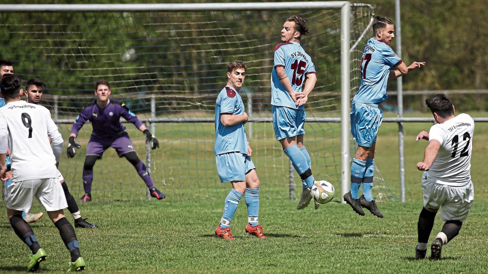 Mit einem Hackentrick bei seiner Pirouette hält Davide Tasselli (Nummer 15) das Tor von SVI-Keeper Philipp Meister sauber. Beim Freistoß von Enzweihingens Hami Atalay (von rechts) müssen seine Kollegen Chris Keller und Joschka Heugel nicht eingreifen, um das Endergebnis von 4:1 für Gastgeber Illingen zu sichern. Foto: Küppers Mit einem Hackentrick bei seiner Pirouette hält Davide Tasselli (Nummer 15) das Tor von SVI-Keeper Philipp Meister sauber. Beim Freistoß von Enzweihingens Hami Atalay (von rechts) müssen seine Kollegen Chris Keller und Joschka Heugel nicht eingreifen, um das Endergebnis von 4:1 für Gastgeber Illingen zu sichern. Foto: Küppers