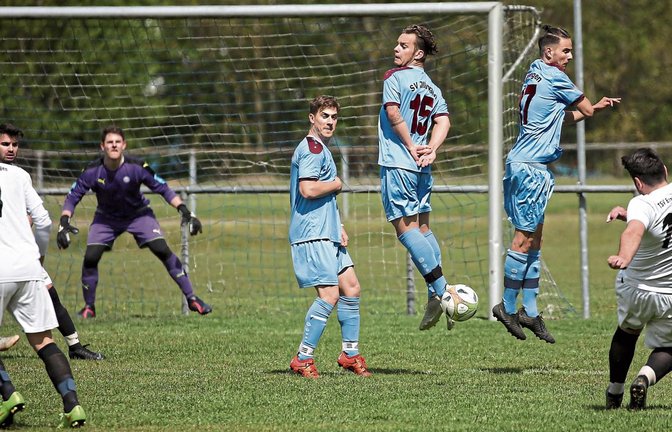 Mit einem Hackentrick bei seiner Pirouette hält Davide Tasselli (Nummer 15) das Tor von SVI-Keeper Philipp Meister sauber. Beim Freistoß von Enzweihingens Hami Atalay (von rechts) müssen seine Kollegen Chris Keller und Joschka Heugel nicht eingreifen, um das Endergebnis von 4:1 für Gastgeber Illingen zu sichern.  Foto: Küppers