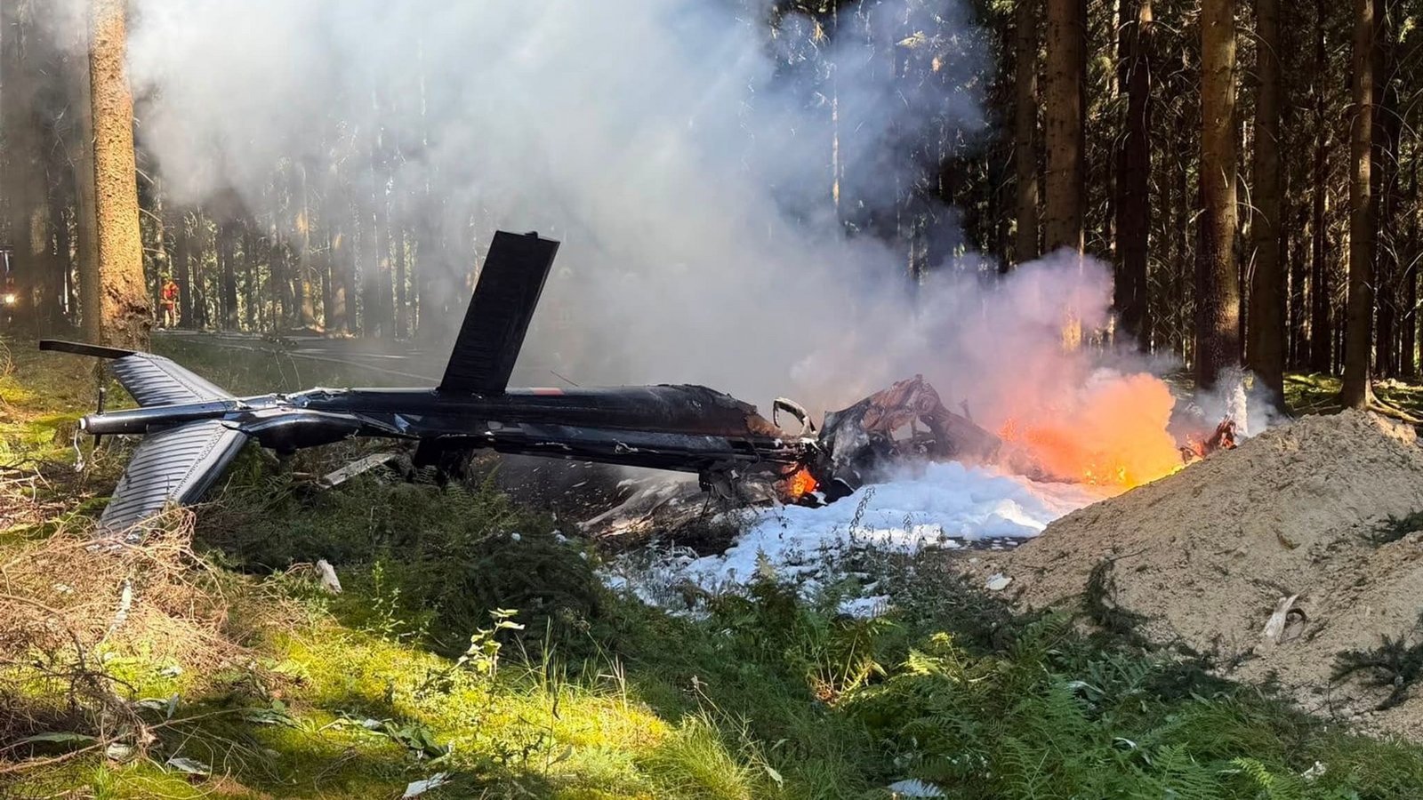Bei dem Hubschrauberabsturz in einem Wald bei Sehmatal ist der Pilot ums Leben gekommen.Stephan Fricke/News5/dpa