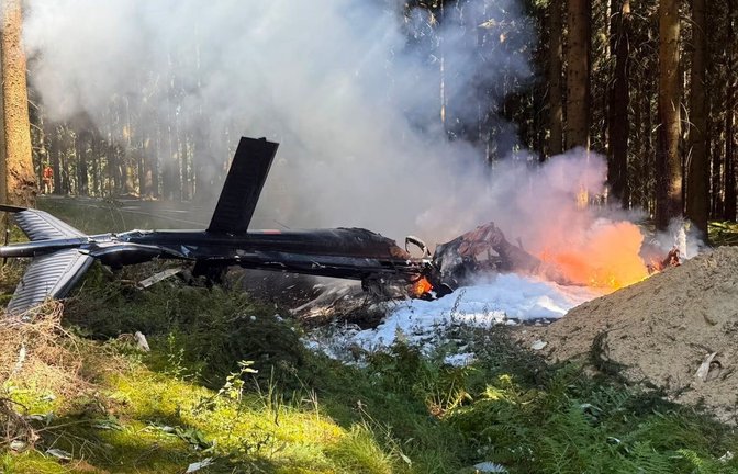 Bei dem Hubschrauberabsturz in einem Wald bei Sehmatal ist der Pilot ums Leben gekommen.<span class='image-autor'>Stephan Fricke/News5/dpa</span>
