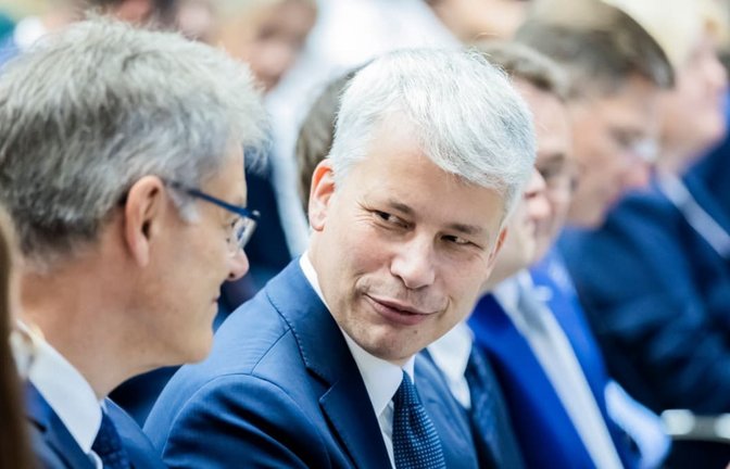 Steffen Bilger (CDU, M), neuer Bundesminister für Verkehr, und Patrick Schnieder (CDU, l), scheidender Bundesminister für Verkehr (Archivfoto).<span class='image-autor'>Christoph Soeder/dpa</span>