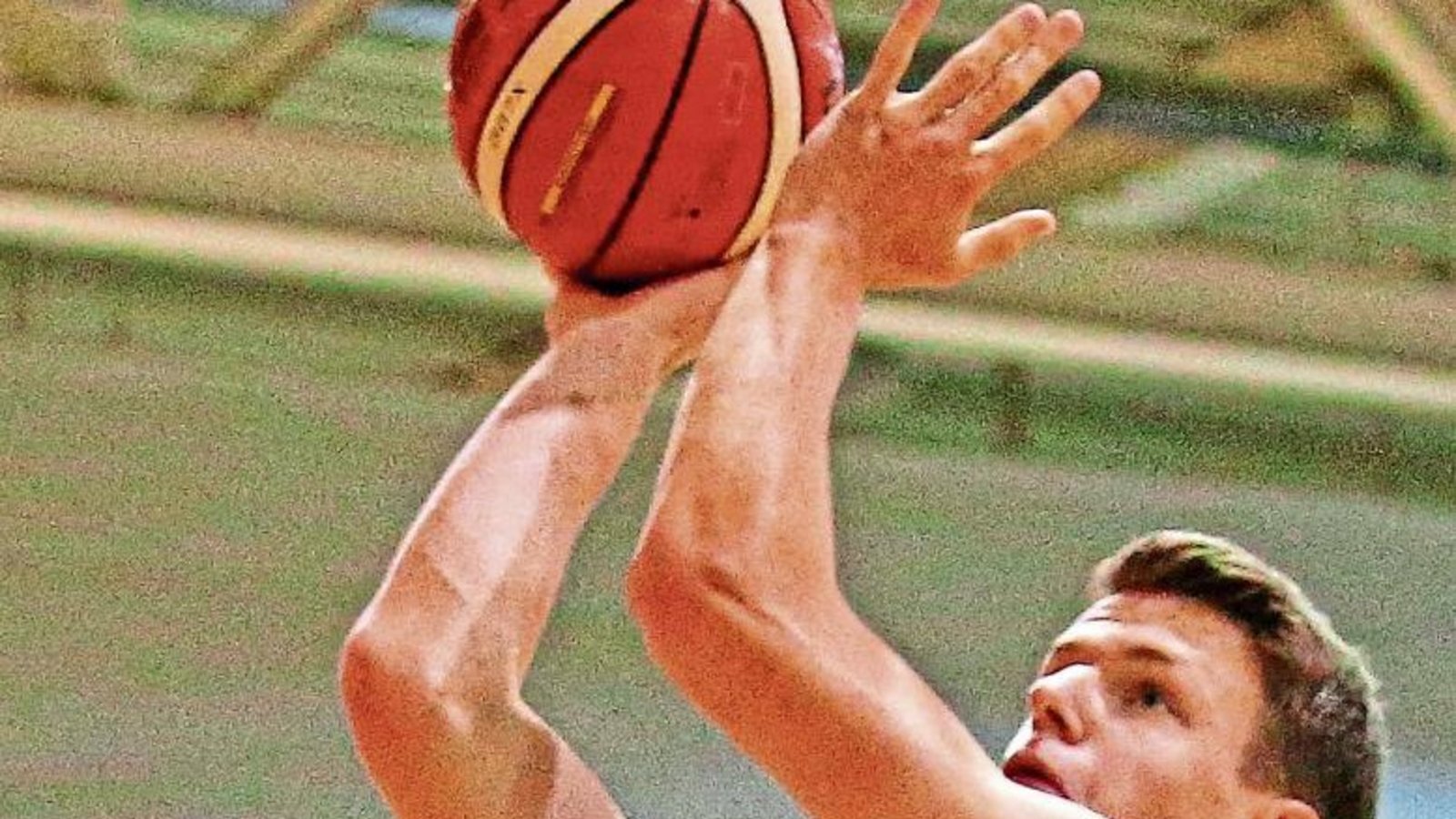 Mit viel Gefühl unterm Korb am Ball: Andreas Nicklaus von den Kirchheim Knights Foto: Baumann Mit viel Gefühl unterm Korb am Ball: Andreas Nicklaus von den Kirchheim Knights Foto: Baumann