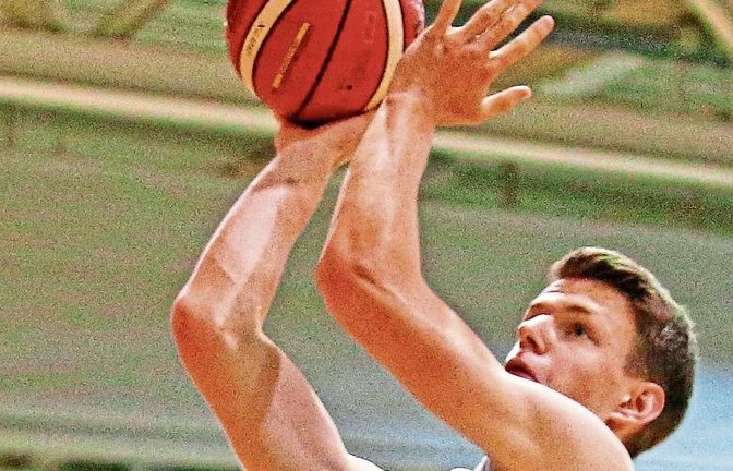 Mit viel Gefühl unterm Korb am Ball: Andreas Nicklaus von den Kirchheim Knights Foto: Baumann
