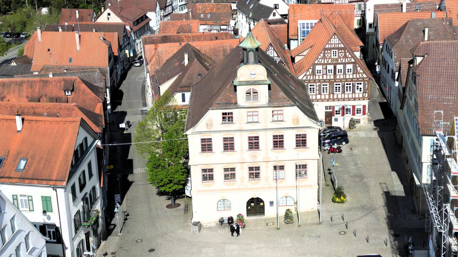 Auch rund ums Rathaus gäbe es etwas zu tun – doch das wäre erst im zweiten Bauabschnitt fällig. Auch rund ums Rathaus gäbe es etwas zu tun – doch das wäre erst im zweiten Bauabschnitt fällig.