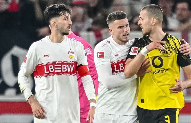 Beim letzten Heimspiel des VfB Stuttgart gegen Borussia Dortmund flogen die Fetzen: In dieser Szene kommen sich Ermedin Demirovic (Mitte) und Ex-VfB-Spieler Waldemar Anton (rechts) in die Haare.<span class='image-autor'>Harry Langer/dpa</span>