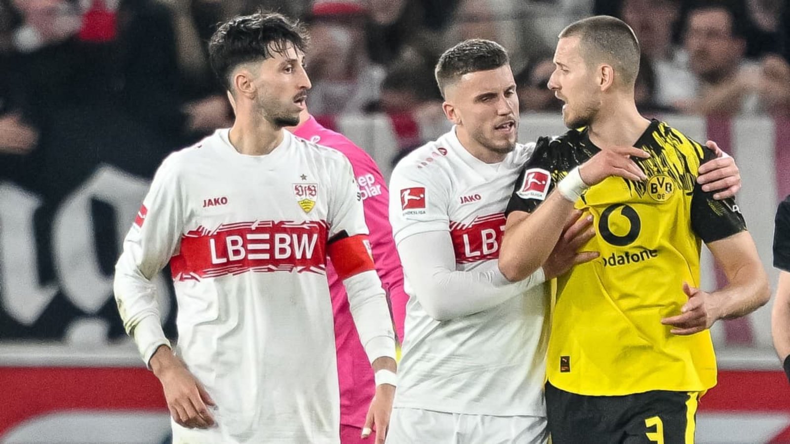 Beim letzten Heimspiel des VfB Stuttgart gegen Borussia Dortmund flogen die Fetzen: In dieser Szene kommen sich Ermedin Demirovic (Mitte) und Ex-VfB-Spieler Waldemar Anton (rechts) in die Haare.Harry Langer/dpa Beim letzten Heimspiel des VfB Stuttgart gegen Borussia Dortmund flogen die Fetzen: In dieser Szene kommen sich Ermedin Demirovic (Mitte) und Ex-VfB-Spieler Waldemar Anton (rechts) in die Haare.Harry Langer/dpa