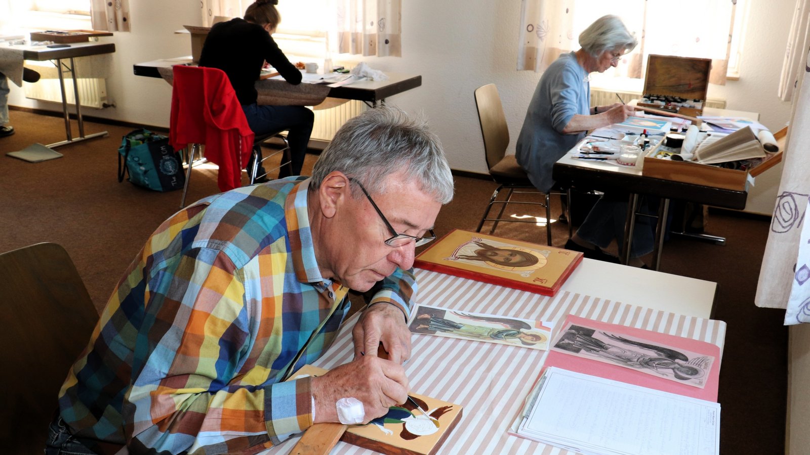 Er ist von den Kultbildern fasziniert: Der Oberriexinger Werner Weis findet beim Ausmalen der Kultbilder eine besondere Ruhe und Entspannung. Fotos: Gergen Er ist von den Kultbildern fasziniert: Der Oberriexinger Werner Weis findet beim Ausmalen der Kultbilder eine besondere Ruhe und Entspannung. Fotos: Gergen