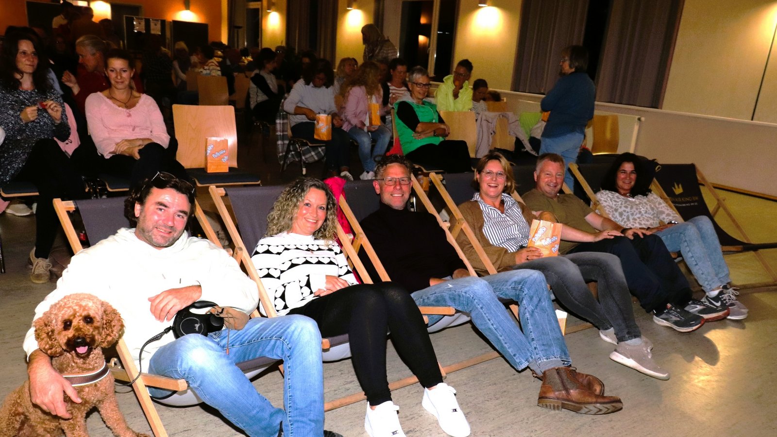 Die Organisatoren und Michael Eisinger (links) genießen den Film in der ersten Reihe. Foto: Gergen Die Organisatoren und Michael Eisinger (links) genießen den Film in der ersten Reihe. Foto: Gergen