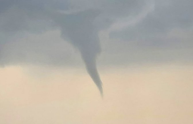 Überall kleine Tornados? Diese Windhose wurde über Altenbeken im Kreis Paderborn fotografiert.<span class='image-autor'>Sebastian Hansen/Blaulichtrheinlandnrw/dpa</span>