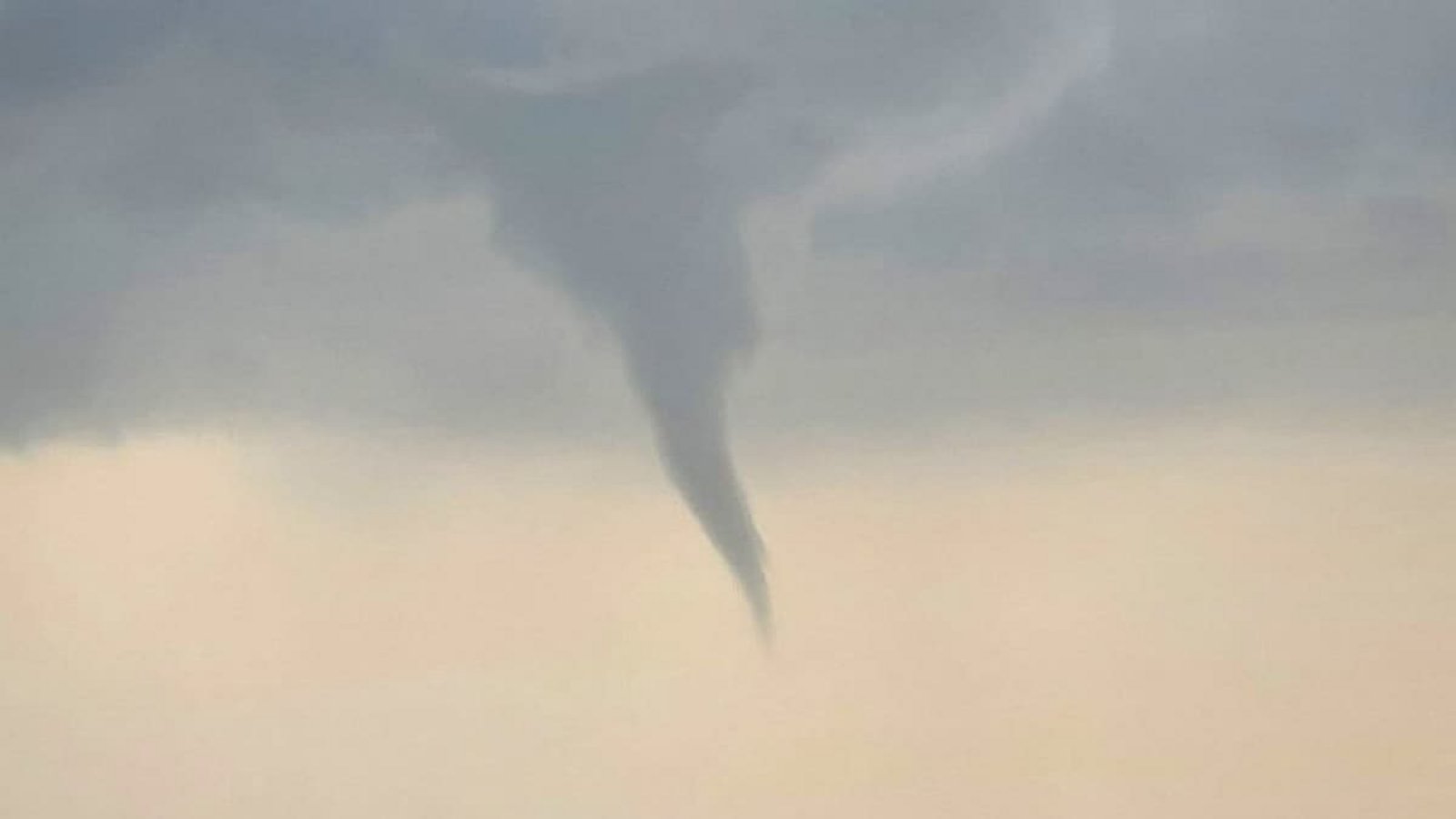 Überall kleine Tornados? Diese Windhose wurde über Altenbeken im Kreis Paderborn fotografiert.Sebastian Hansen/Blaulichtrheinlandnrw/dpa Überall kleine Tornados? Diese Windhose wurde über Altenbeken im Kreis Paderborn fotografiert.Sebastian Hansen/Blaulichtrheinlandnrw/dpa