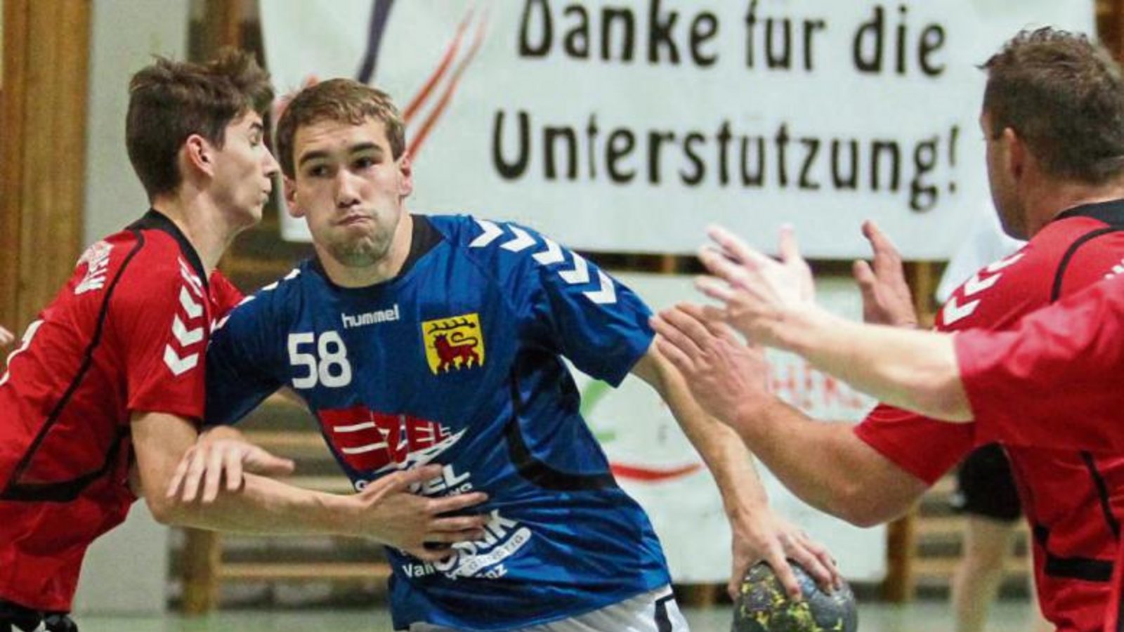 Mit Steffen Kinzinger (Mitte) hat der TVV sich im Pokalspiel nicht abschlachten lassen. Foto: Bürkle