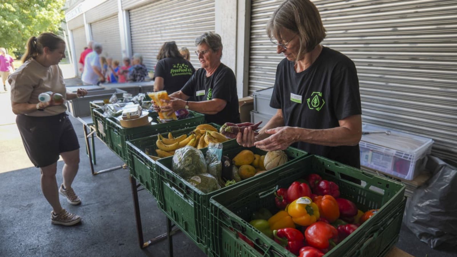 Die Mitglieder des Gerlinger Vereins Freefood verteilen seit bald sechs Jahren gerettete Lebensmittel. Zurzeit sind sie in der Stadt an zwei Standorten aktiv - noch. Denn für ein Domizil haben sie die Kündigung erhalten.Simon Granville Die Mitglieder des Gerlinger Vereins Freefood verteilen seit bald sechs Jahren gerettete Lebensmittel. Zurzeit sind sie in der Stadt an zwei Standorten aktiv - noch. Denn für ein Domizil haben sie die Kündigung erhalten.Simon Granville