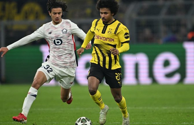 Der Wechsel von Karim Adeyemi (r.) zum spanischen Fußball-Meister FC Barcelona ist laut Medienberichten perfekt.<span class='image-autor'>Federico Gambarini/dpa</span>