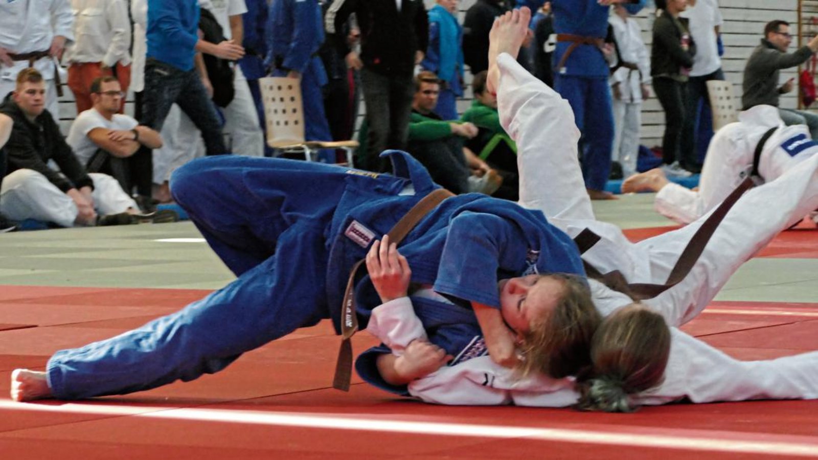 Sarah Supper (links) wirft einen Seoi nage, einen traditionellen, aber nicht einfachen Schulterwurf. Foto: privat Sarah Supper (links) wirft einen Seoi nage, einen traditionellen, aber nicht einfachen Schulterwurf. Foto: privat