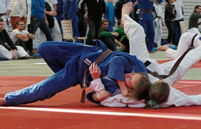 Sarah Supper (links) wirft einen Seoi nage, einen traditionellen, aber nicht einfachen Schulterwurf. Foto: privat