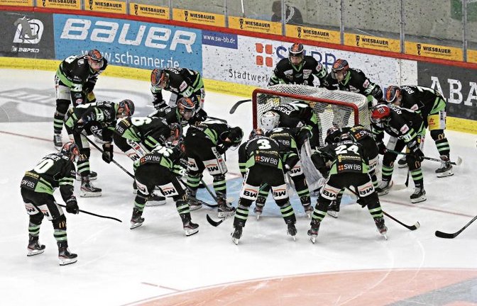 Vor jeder Partie stellen sich die Bietigheim Steelers mit einem sogenannten Huddle vor dem eigenen Kasten noch einmal auf die anstehende Partie ein. Foto: Baumann