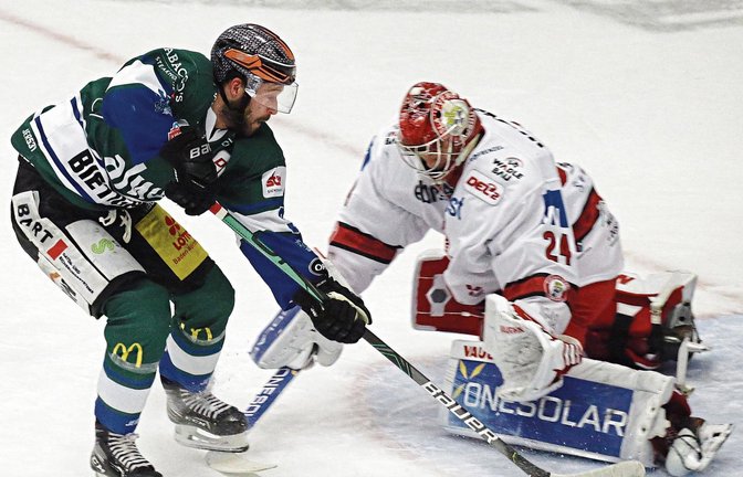 Bietigheims Riley Sheen (links) legt die Hartgummischeibe an Landshuts Goalie Jaroslav Hübl vorbei. Foto: Baumann